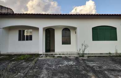 Imagem: A casa possui 4 Dormitórios, 1 Banheiro, 3 Vagas na garagem