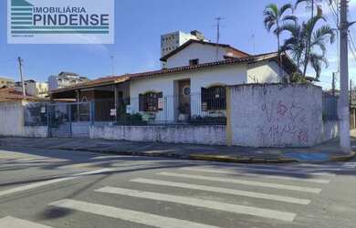 Imagem: A casa possui 3 Dormitórios, 1 Banheiro, 2 Vagas na garagem