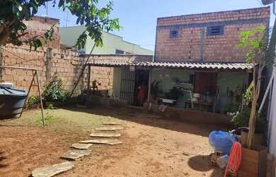 Imagem: A casa possui 2 Dormitórios, 1 Banheiro, 3 Vagas na garagem