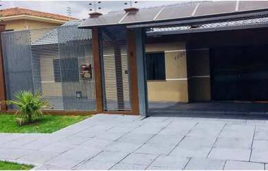 Imagem: A casa possui 3 Dormitórios, 2 Banheiros, 2 Vagas na garagem