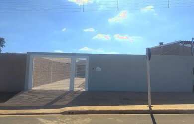 Imagem: A casa possui 2 Dormitórios, 1 Banheiro, 2 Vagas na garagem