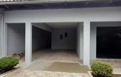 Imagem: A casa possui 3 Dormitórios, 2 Banheiros, 2 Vagas na garagem