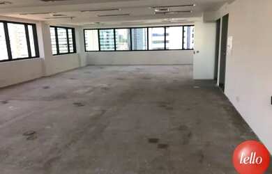 Imagem: O depósito possui 4 Vagas na garagem e 146m² de Área e está