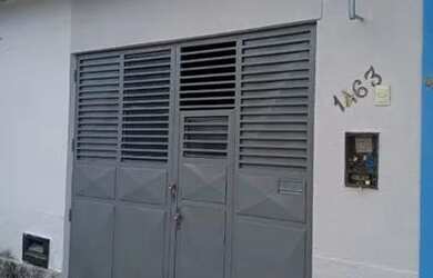 Imagem: A casa possui 3 Dormitórios, 1 Banheiro, 1 Vaga na garagem