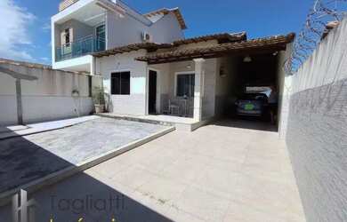 Imagem: A casa possui 3 Dormitórios, 3 Banheiros, 4 Vagas na garagem