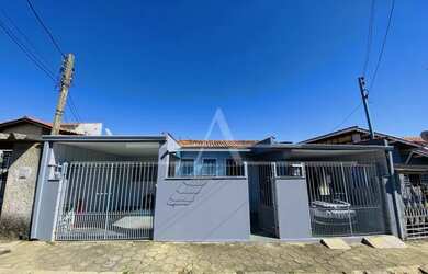 Imagem: A casa possui 4 Dormitórios, 3 Banheiros, 2 Vagas na garagem