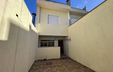 Imagem: A casa possui 3 Dormitórios, 3 Banheiros, 2 Vagas na garagem