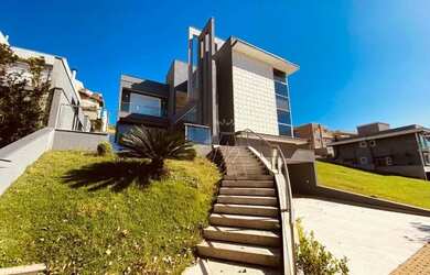 Imagem: A casa em condomínio possui 4 Dormitórios, 5 Banheiros, 4