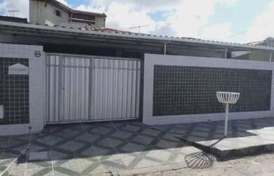 Imagem: A casa possui 3 Dormitórios, 3 Banheiros, 2 Vagas na garagem