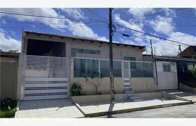 Imagem: A casa possui 3 Dormitórios, 3 Banheiros, 4 Vagas na garagem