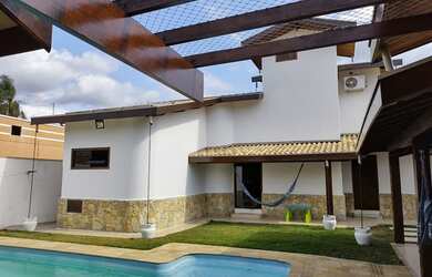 Imagem: A casa possui 2 Dormitórios, 2 Banheiros, 2 Vagas na garagem