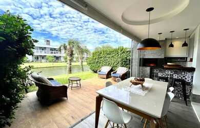 Imagem: O apartamento possui 2 Dormitórios, 2 Banheiros, 2 Vagas na