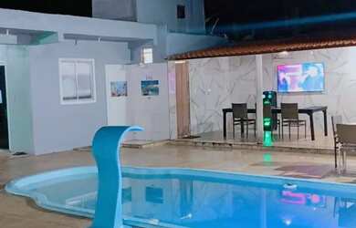 Imagem: A casa possui 3 Dormitórios, Acomodam 20 pessoas, 5 Vagas na