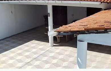 Imagem: A casa possui 3 Dormitórios, Acomodam 10 pessoas, 3 Vagas na