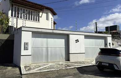 Imagem: A casa possui 4 Dormitórios, 5 Banheiros, 4 Vagas na garagem