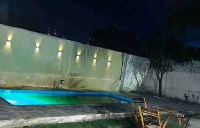 Imagem: A casa possui 5 Dormitórios, Acomodam 30 pessoas, 4 Vagas na