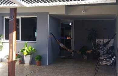 Imagem: A casa possui 3 Dormitórios, 3 Banheiros, 2 Vagas na garagem