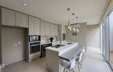 Imagem: A casa possui 3 Dormitórios, 5 Banheiros, 2 Vagas na garagem