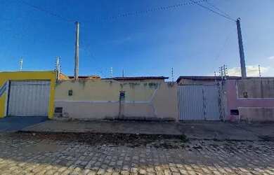 Imagem: A casa possui 2 Dormitórios, 1 Banheiro, 1 Vaga na garagem