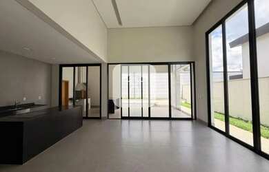 Imagem: A casa em condomínio possui 4 Dormitórios, 5 Banheiros, 2