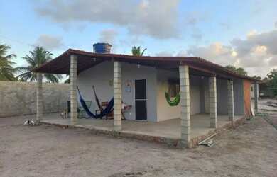 Imagem: A casa possui 2 Dormitórios, 1 Banheiro, 2 Vagas na garagem