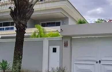 Imagem: A casa em condomínio possui 4 Dormitórios, 5 Banheiros, 3