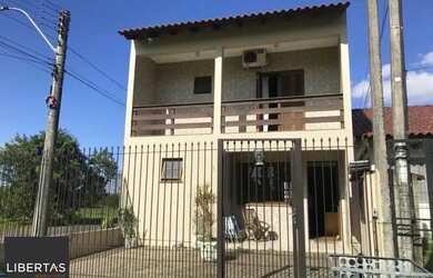 Imagem: A casa possui 3 Dormitórios, 4 Banheiros, 3 Vagas na garagem