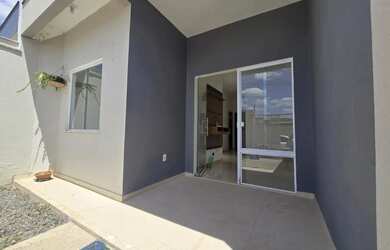 Imagem: A casa possui 2 Dormitórios, 2 Banheiros, 2 Vagas na garagem