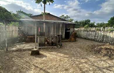 Imagem: A casa possui 3 Dormitórios, 1 Banheiro, 3 Vagas na garagem