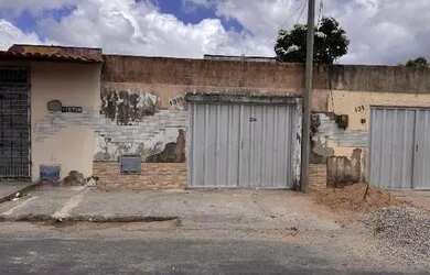 Imagem: A casa possui 2 Dormitórios, 1 Banheiro, 1 Vaga na garagem