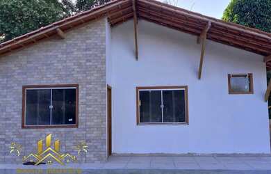 Imagem: A casa possui 2 Dormitórios, 3 Banheiros, 2 Vagas na garagem