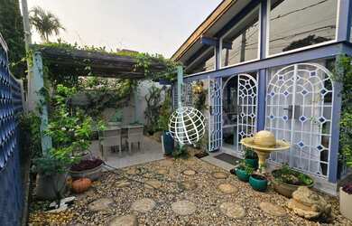 Imagem: A casa possui 2 Dormitórios, 2 Banheiros, 2 Vagas na garagem