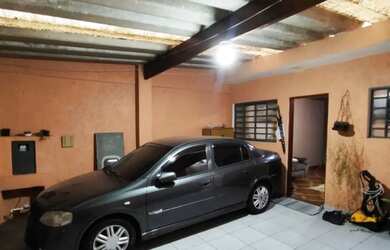 Imagem: A casa possui 3 Dormitórios, 2 Banheiros, 1 Vaga na garagem