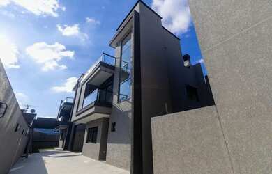 Imagem: A casa possui 3 Dormitórios, 3 Banheiros, 2 Vagas na garagem