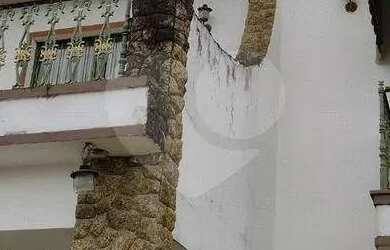 Imagem: A casa possui 4 Dormitórios, 4 Banheiros, 4 Vagas na garagem