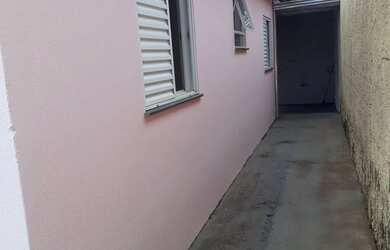 Imagem: A casa possui 2 Dormitórios, 1 Banheiro, 2 Vagas na garagem