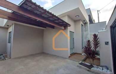 Imagem: A casa possui 3 Dormitórios, 1 Banheiro, 2 Vagas na garagem