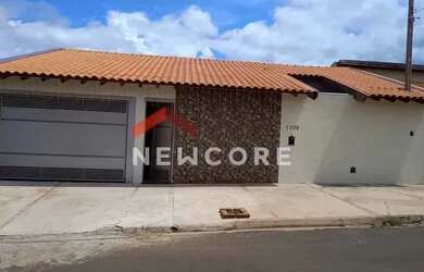 Imagem: A casa possui 3 Dormitórios, 2 Banheiros, 1 Vaga na garagem