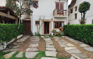 Imagem: A casa possui 3 Dormitórios, 2 Banheiros, 2 Vagas na garagem