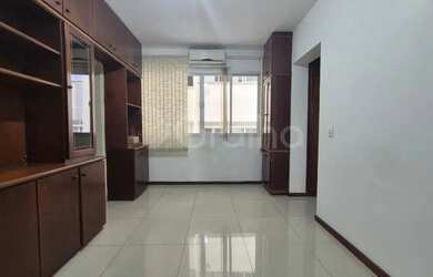 Imagem: O apartamento possui 1 Dormitório, 1 Banheiro, 1 Vaga na garagem