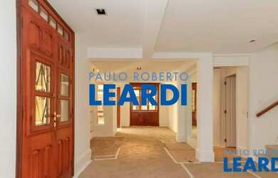 Imagem: A casa à venda possui 4 Dormitórios, 5 Banheiros, 1 Vaga na