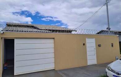 Imagem: A casa possui 3 Dormitórios, 2 Banheiros, 3 Vagas na garagem