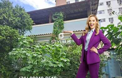 Imagem: A casa possui 4 Dormitórios, 2 Banheiros, 2 Vagas na garagem