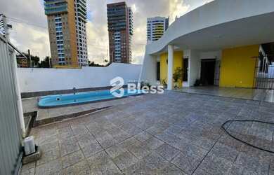 Imagem: A casa possui 5 Dormitórios, 4 Banheiros, 4 Vagas na garagem