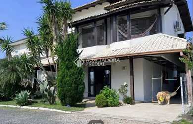 Imagem: A casa em condomínio possui 5 Dormitórios, 4 Banheiros, 3