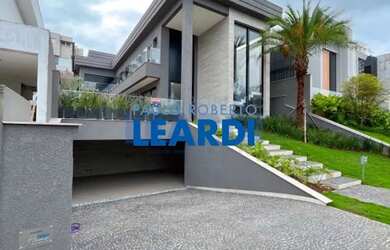 Imagem: A casa em condomínio possui 4 Dormitórios, 4 Banheiros, 4