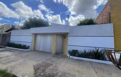 Imagem: A casa possui 4 Dormitórios, 5 Banheiros, 4 Vagas na garagem