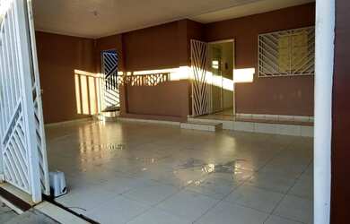 Imagem: A casa possui 3 Dormitórios, 2 Banheiros, 2 Vagas na garagem