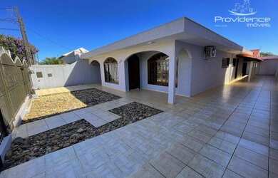 Imagem: A casa possui 3 Dormitórios, 3 Banheiros, 5 Vagas na garagem