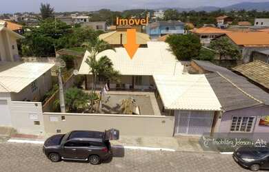 Imagem: A casa possui 2 Dormitórios, 1 Banheiro, 2 Vagas na garagem